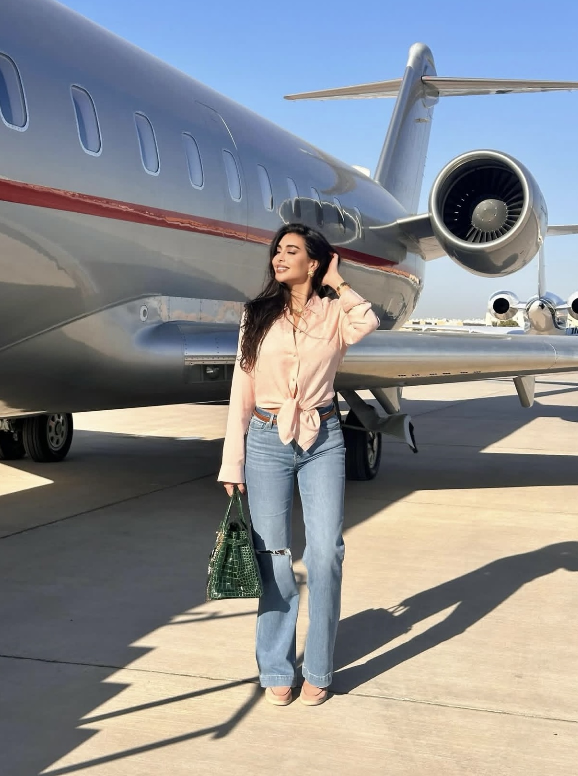 ياسمين صبري بتلفت الأنظار بإطلالة كاجوال شيك في أحدث ظهور ليها قدام طيارة خاصة 2 ياسمين صبري