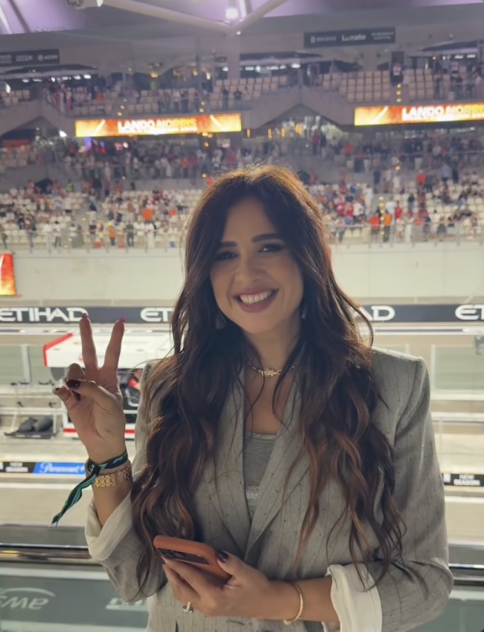 ياسمين عبد العزيز في سباق الفورمولا شوفوا الصورة