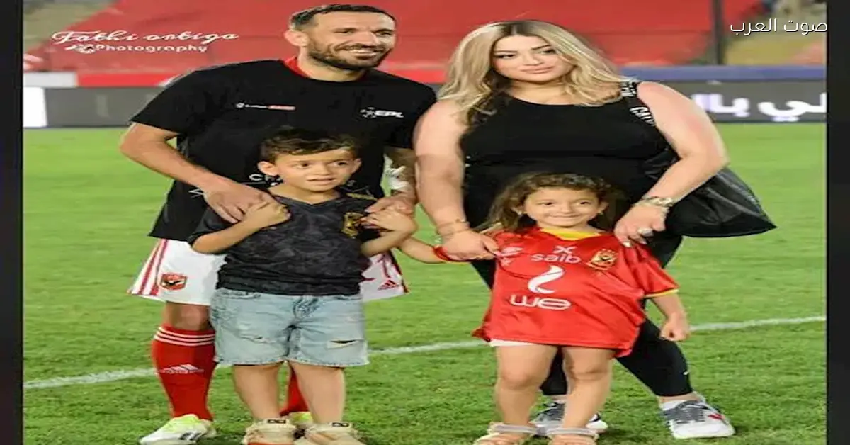 أجمل اللحظات الرومانسية بين علي معلول وزوجته في 25 صورة مميزة